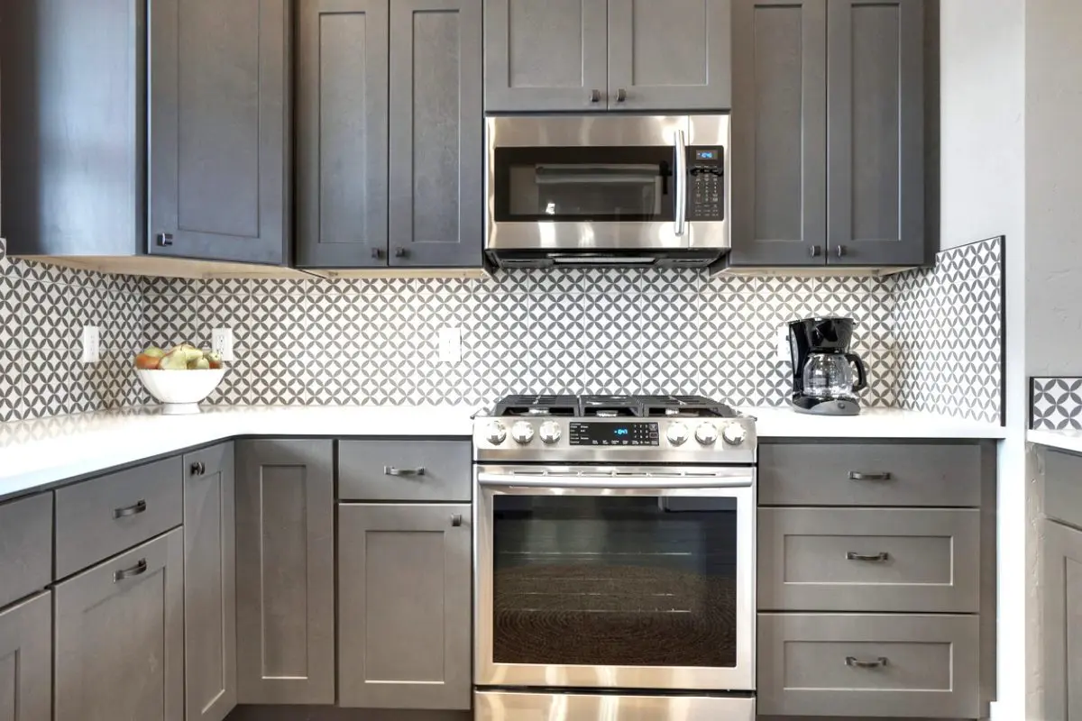 How Do You Choose The Right Color For Kitchen Cabinets?