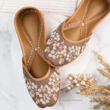 The Versatility of Brown Punjabi Juttis Perfect for Any Occasion